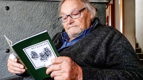 Jacques Guidon sföglia in sia nouva, e davo «Nuschellas» da l’on passà, seguonda publicaziun d’impissamaints ed evenimaints, nomnada «Betschlas» (fotografia: Jon Duschletta).