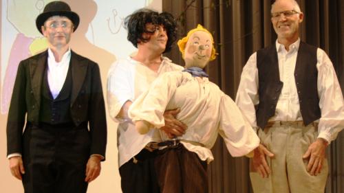 Inscenaziun gratiada da Max e Moritz cun Anna Mathis (da schnestra), Christian Hänny e Jachen Puorger in occasiun da la radunanza da l’Uniun grischuna da teater popular a Ftan (fotografia: Mario Pult).