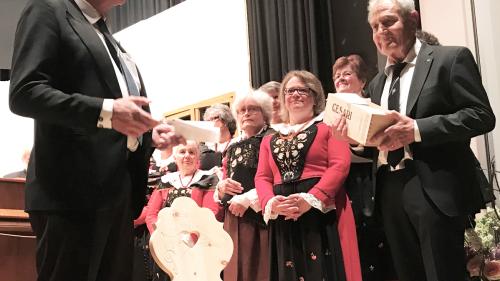 Silvio Hunger verabschiedet den langjährigen Dirigenten des Cor Mixt da Champfèr Jachen Janett (rechts). Foto: Claudio Chiogna