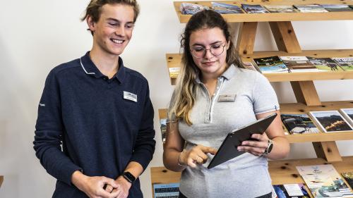 Der Tourismus-Nachwuchs möchte die Digitalisierung im Tourismusbüro Samedan vorantreiben und arbeitet bei der Gästeberatung vorwiegend mit Tablets – auch um den Papierverbrauch zu reduzieren. Foto: Denise Kley