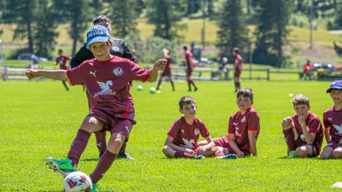 Volle Konzentration, unter den kritischen Blicken der Kollegen, beim Penaltyschiessen. Fotos: Daniel Zaugg