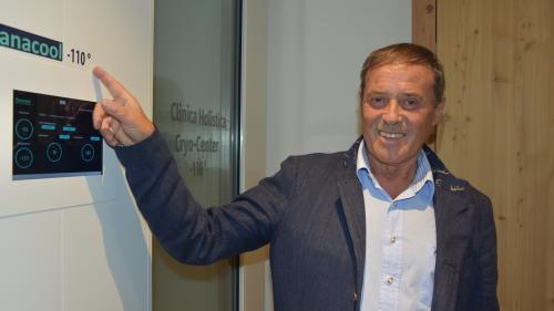 Mattias Bulfoni preschainta la cabina per terapias da fraidezza i’l nouv stabilimaint da la Clinica Holistica Engiadina a Susch (fotografia: Nicolo Bass).