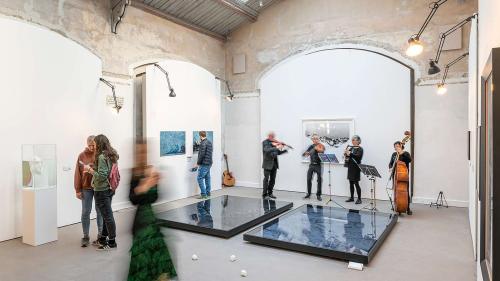 Blick in die vielfältige Ausstellung «Art Dschieta» (gefrorene Kunst) im Forum Paracelsus in St. Moritz. Foto: Steve Hadorn