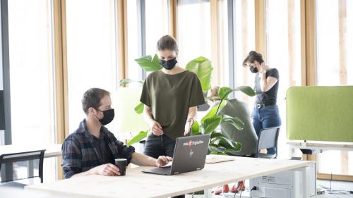 Die digitale Transformation wird im Engadin seit fünf Jahren vorangetrieben. Unter anderem mit Coworking Spaces. 	
Foto: miaEngiadina