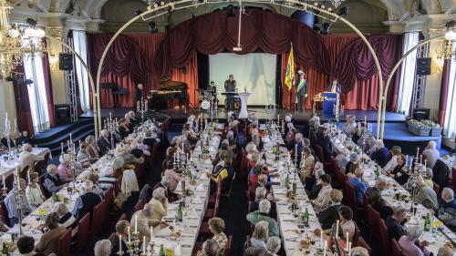 Festlich gedeckte Tischreihen im Hotel Reine Victoria: 180 Gäste wurden von der Küchen- und Servicecrew des Hotels Laudinella/Reine Victoria bewirtet.
Foto: Giancarlo Cattaneo/fotoswiss.com