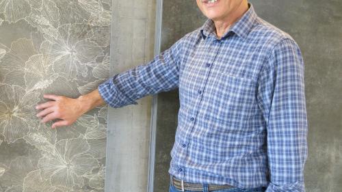 Alfred Lingg zeigt im Ausstellungsraum die neusten Produkte (Foto: Bettina Gugger).