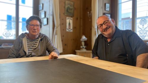 Kathrin e Jachen Mischol han surdat lur affar a Scuol ed han uossa temp per oters progets e paschiuns (fotografia: Nicolo Bass).