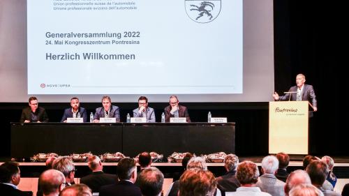 Andri Zisler (am Rednerpult) während der Garagistentagung in Pontresina. Foto: Jon Duschletta