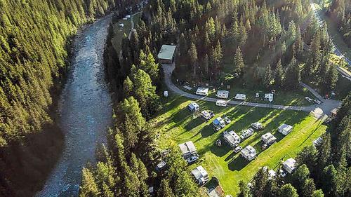 Las plazzas da camping in Engiadina – co il Camping da Chapella – haun gieu fin uossa üna stagiun fich buna. fotografia: mad