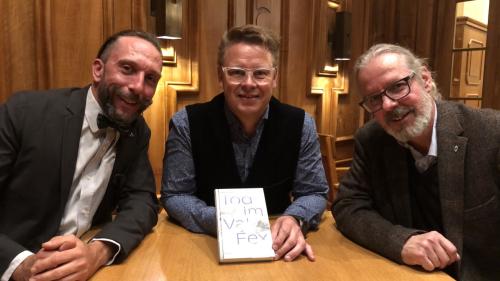 Der Autor Andrea Gutgsell (in der Bildmitte), flankiert von seinem Lektor Thomas Gierl (rechts), und Schauspieler Lorenzo Polin anlässlich der Buchvernissage im Silser Hotel Waldhaus.                Foto: Marie-Claire Jur
