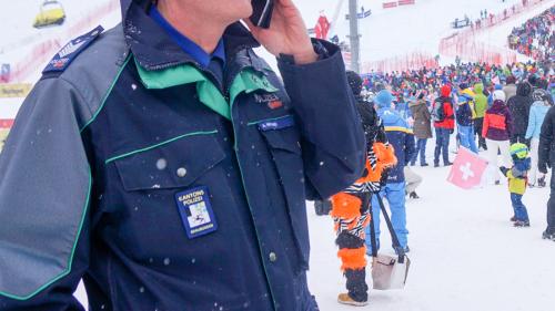 Kantonspolizei-Chefadjudant Andrea Mittner bespricht sich mit der Einsatzzentrale und kontrolliert gleichzeitig was Abseits der Rennpiste vor sich geht. Foto: Jon Duschletta