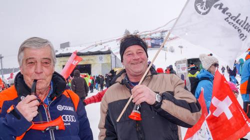 Zwei von 190 Madulainer Ski-Fans am WM-Super-G der Damen: Vito Hohenegger (links) und Silvio Lenz mit dem Gemeindemotto: «Madulain bewegt». Foto: Jon Duschletta