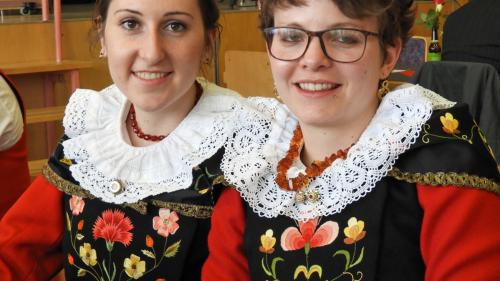 Las giuvnas da Ftan in lur costüms engiadinais han giodü la festa da Schüschaiver (fotografia: Annatina Filli).