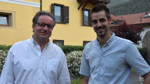 Andrea Matossi (a schnestra), president dal cussagl administrativ e Niculin Meyer, manader da gestiun, sun  respunsabels pella Engiadina Scuol Turissem SA (ESTAG) (fotografia: Nicolo Bass).