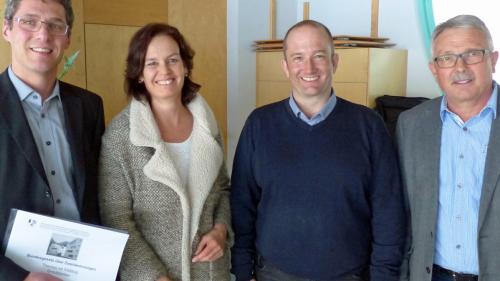 Il referent Bruno Maranta (da schnestra), l’architecta Marisa Feuerstein e da la vart dal cumün Arno Kirchen e’l capo Christian Fanzun han infuormà a Scuol (sülla fotografia manca Roger Vulpi) (fotografia: Flurin Andry).