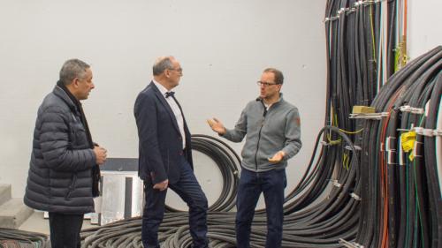 Von links: Selmi Ezzedine, Projektleiter LWL RhB, Not Carl, Verwaltungsratspräsident Energia Engiadina und Reto Sidler, Leiter Elektrotechnische Anlagen RhB, besprechen im Stellwerk der RhB in Chur die zukünftige Zusammenarbeit. Foto: RhB