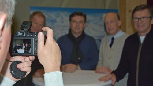 Daniel Pitsch, Georg Fallet, Hans-Peter Schreich e Fadri Cazin (da schnestra) s’han partecipats a la discussiun al podium (fotografia: Nicolo Bass).