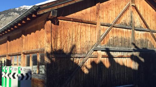 Il cumün da Zernez venda quista halla cun paraids e tettaglia a quel chi paja il plü bler (fotografia: Danja Brunies).