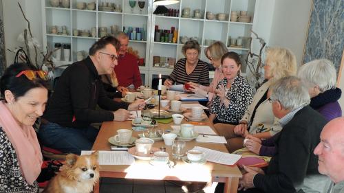 Indigens e giasts han tut part in marcurdi al Cafè Rumantsch a Ftan (fotografia: Benedict Stecher).