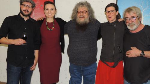 Ils artists Moreno Rinaldi (da schnestra), Violetta Szikriszt, Otmar Derungs, Laura Bott e Paulin Nuotclà han expost lur ouvras a Zernez (fotografia: Benedict Stecher).