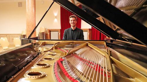 In lündeschdi saira es gnü inaugurà il Steinway restaurà cun ün concert dal pianist Dominic Chamot in l’aula plaina da l’IOF (fotografia: Martin Camichel).