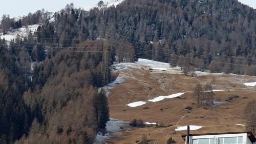 Causa mancanza da naiv nu s’haja pudü drivir tanter las festas da Nadal e Büman la pista da la Motta Naluns fin giò Scuol (fotografia: Flurin Andry).