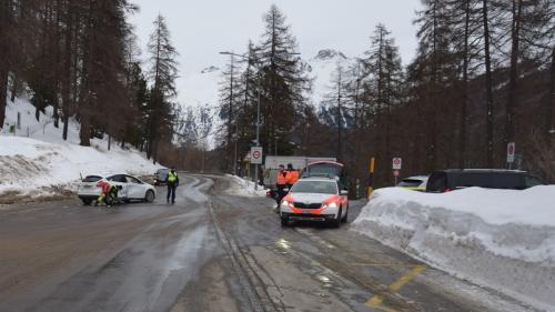 Auf der Suvrettakreuzung kollidierten die beiden Personenwagen miteinander. Foto: Kantonspolizei Graubünden