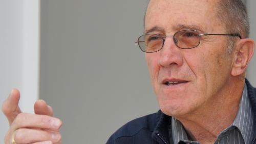 Il president da la Società da commerzi e mansteranza d’Engiadina Bassa, Claudio Andry, es persvas dal motto «Viver e cumprar illa regiun» (fotografia: Jon Duschletta).