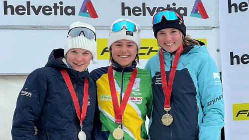 Podest der Mädchen U16, Lina Bundi (Alpina St. Moritz) wird 2., Saskia Barbüda (Lischana Scuol) wird 3. Beide sind in ihrer letzten Saison in der Nachwuchskategorie, ab kommender Saison werden sie bei FIS-Rennen starten. Foto: Swiss Ski