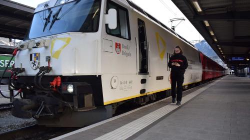 Larissa Kohler bereitet am Bahnhof in Chur die Abfahrt des Zuges in Richtung St. Moritz vor. Fotos: Imke Maggraf