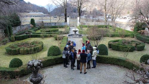 Jane Bihr-de Salis führte die Kunstschaffenden durch den Renaissance-Garten des Palazzo Salis in Bondo. Fotos: Stefanie Wick Widmer