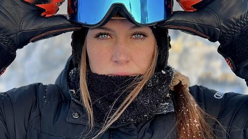 Larissa Gasser fährt Snowboard Alpin. Foto: Julia Biffi