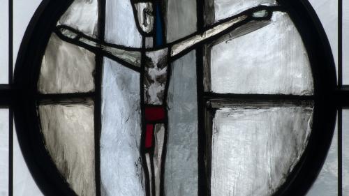 «Kreuzigung» und «Auferstehung» aus der Schlosskirche Grüningen. Diese Glasmalereien schuf Casty im Jahre 1979. Fotos: Hans Fischer