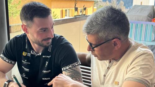 Cédric Follador links im Bild im Gespräch mit seinen Teammanager Moreno Beti. Foto: z.Vfg