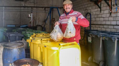 Duri Casty hilft auf der Biogas-Anlage Forz Agricula in Zuoz tatkräftig mit. Auch wenn es darum geht, Fremdstoffe aus dem Sammelgut zu entfernen. . Fotos: Jon Duschletta