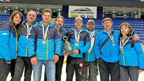 Der ES Sur En gewinnt vier Medaillen an den diesjährigen Eisstock-Bündnermeisterschaften in der Gottardo Arena in Ambri Piotta. Orlando Bass (Mitte mit Pokal) gewann einen kompletten Medaillensatz. Foto: Nicolo Bass