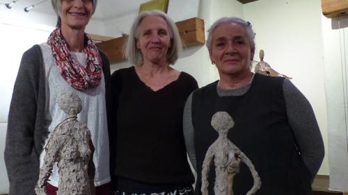Las trais artistas Tina Planta, Ursina Gianotti e Tina Puorger (da schnestra) expuonan cumünaivelmaing illa Grotta da cultura a Sent (fotografia: Flurin Andry).