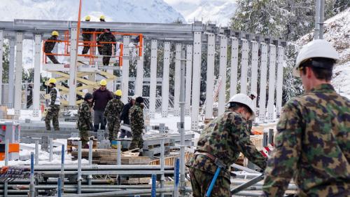 Die Schweizer Armee (im Bild während den Tribünenaufbauten im Oktober) stellt der Ski-WM rund 5000 Diensttage weniger als geplant zur Verfügung. Das wiederum verursacht Mehrkosten beim Zivilschutz. 	Foto: Jon Duschletta