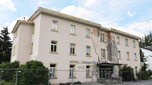L’Hotel Tarasp, situà güst suot il chastè e dasper il Lai da Tarasp, es daspö var duos decennis ad ir planet in muschna ed in ün fich nosch stadi. (fotografia: Martin Camichel).