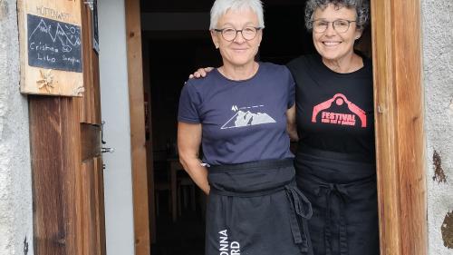 Cristina Gregori (a dretta) e Lilo Mock bivgnaintan fingià daspö desch ons insembel dürant ün’eivna ils giasts sülla Chamonna Linard (fotografia: Olivia Portmann-Mosca).