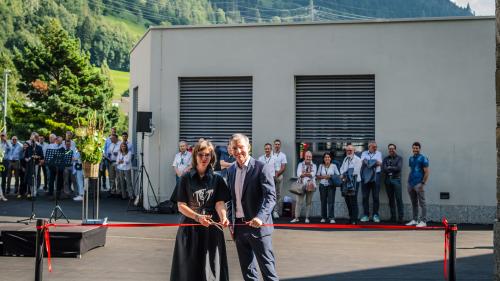 Roland Leuenberger, Geschäftsführer der Repower, und Regierungsrätin Carmelia Maissen haben am Tag der offenen Türen das Kraftwerk feierlich 
wiedereröffnet.