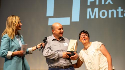 Orlando e Leonie Rada survegnan gratulaziuns da la moderatura Sabine Dahinden (fotografia: Max Hugelshofer)