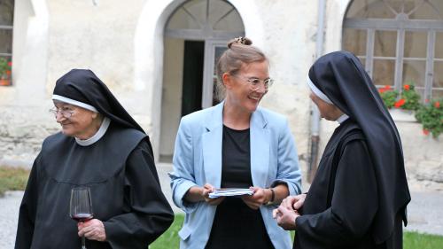 Links: Schwester Domenica, die Dichterin. Rechts: Schwester Pia, die Künstlerin, im Gespräch mit Museumsdirektorin Romina Ebenhöch, während der Ausstellungsvernissage. Foto: Stefanie Wick Widmer
