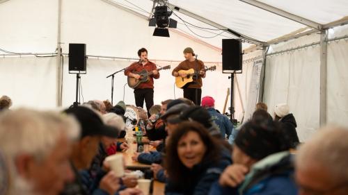 Das Nidwaldner Duo «Dom Beech» unterhielt die Voluntaris in Silvaplana und sorgte für eine gute Stimmung am Tag der Voluntaris. Foto: Andrea Furger