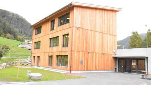 La populaziun da Valsot ha visità ed inaugurà in sonda passada il nouv stabiliamint e l’ingrondimaint da la chasa da scoula a Strada (fotografia: Nicolo Bass).