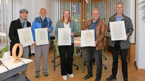 (v.l.) Kurt Gritsch, Leiter Kulturarchiv, Silvio Margadant, Vorstandsmitglied Kulturarchiv Oberengadin, Jenny Kollmar, Geschäftsführerin Region Maloja, Lucian Schucan, Präsident Kulturarchiv, Christian Brantschen Präsident Region Maloja Foto: z. Vfg