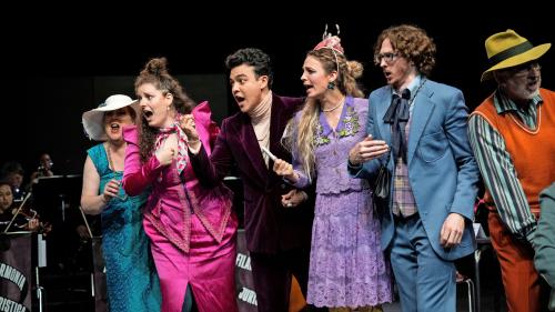 Szene aus der Oper «Gianni Schicchi» von Giacomo Puccini mit Flurina Danuser und Michael Stern (Zweite und Dritter von links) anlässlich der Premiere in der Tennishalle des Hotel Waldhaus in Sils im Juni. Foto: Mayk Wendt