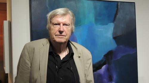 L’artist Rudolf Glaser a chaschun da la vernissascha da si’exposizun a Scuol (fotografia: Benedict Stecher).