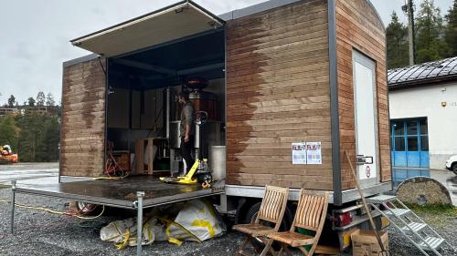 Il char da destillar sta pel mumaint in Gurlaina. fotografia: Simon Camastral