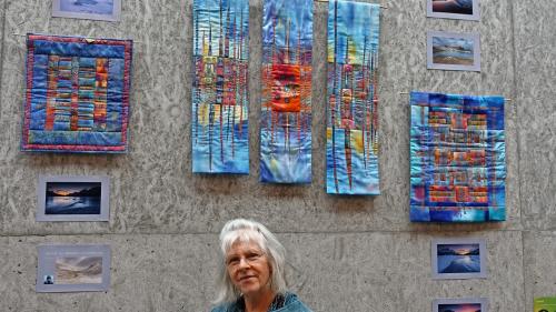 Aussergewöhnliche Techniken an der SenArt: von Cyanotypie (altes fotografisches Edeldruckverfahren) über Patchwork mit gefärbter Seide (Margrit Tischhauser) bis geklöppelte Kunstwerke 